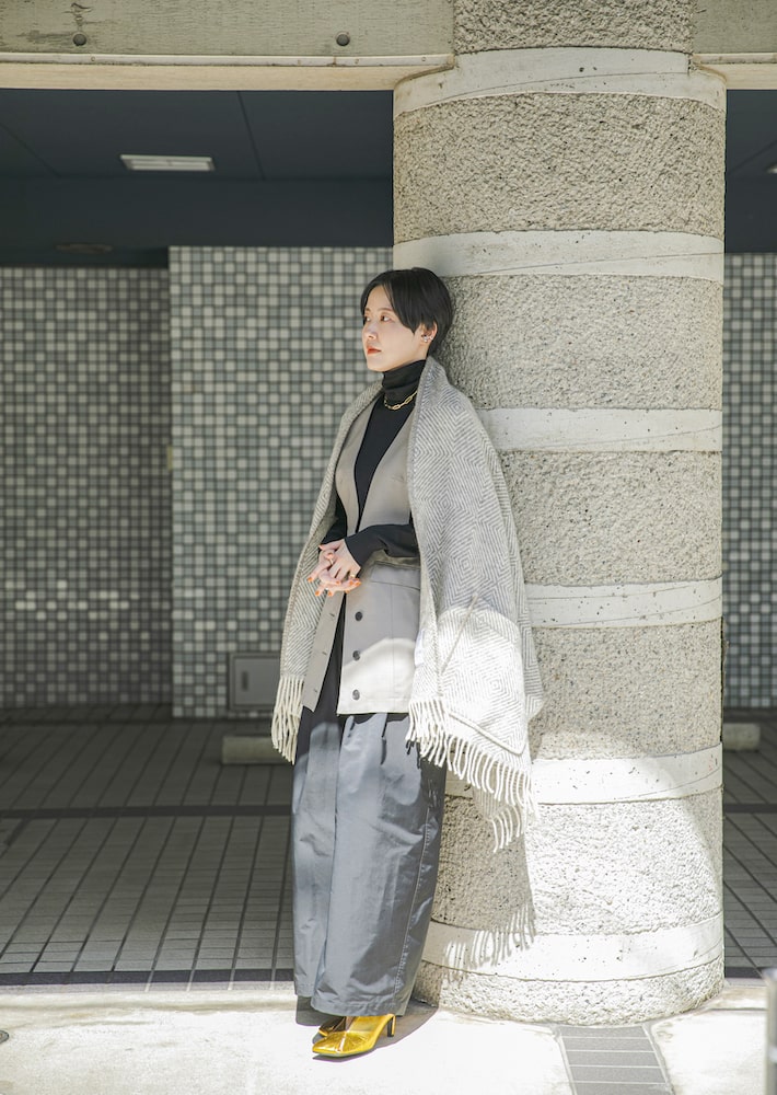 MARIA pocket shawl（grey-white） – LAPUAN KANKURIT（ラプアンカンクリ）