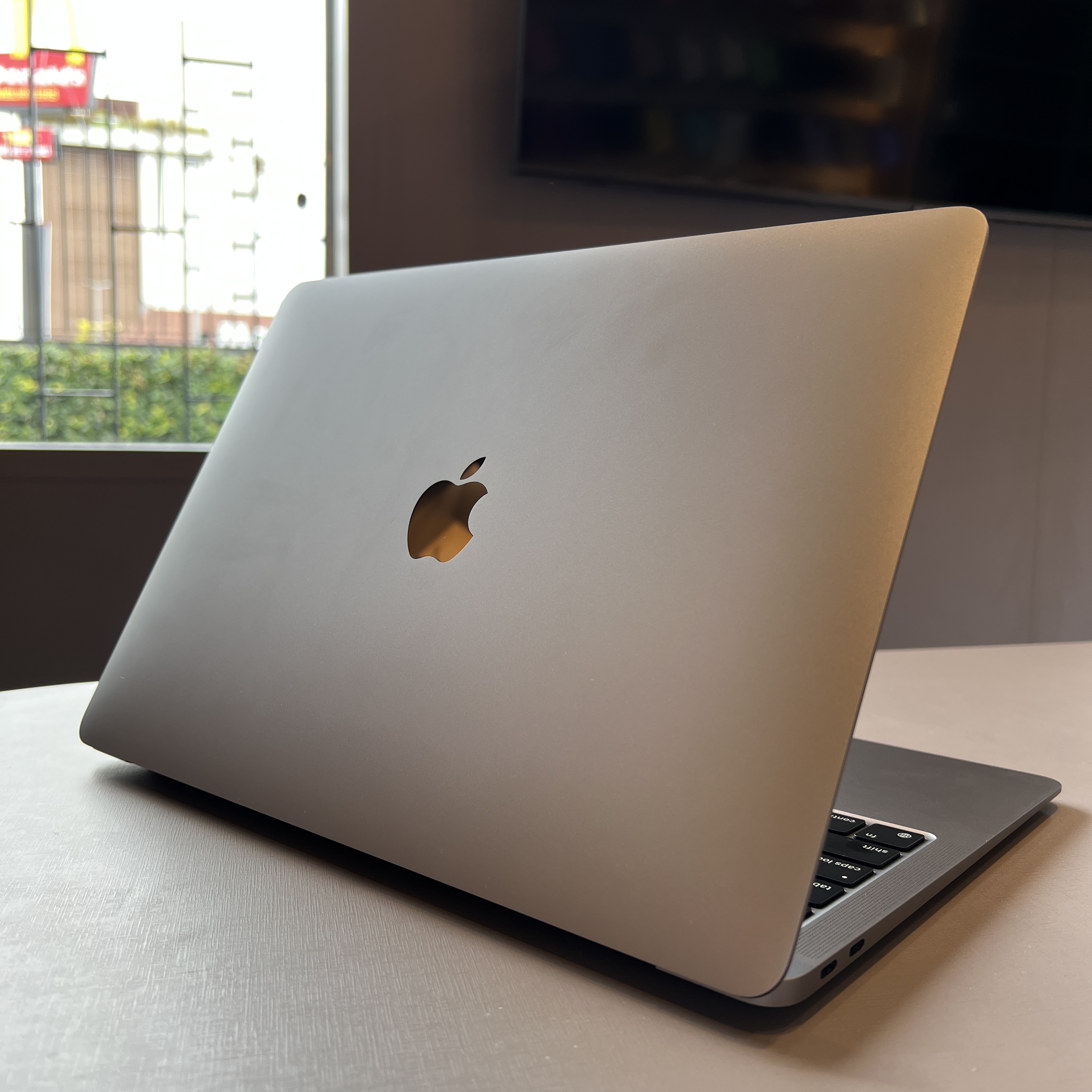 Macbook Air M1 13″ 256GB SSD 8GB RAM SPACE GRAY (seminovo) + Magic