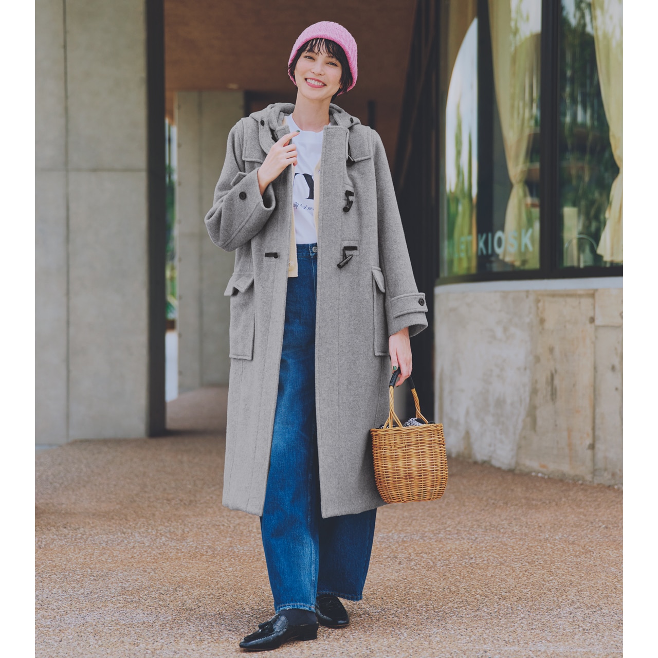 しっかりロング丈なのに驚くほど軽量のダッフルコートは、上寄りの