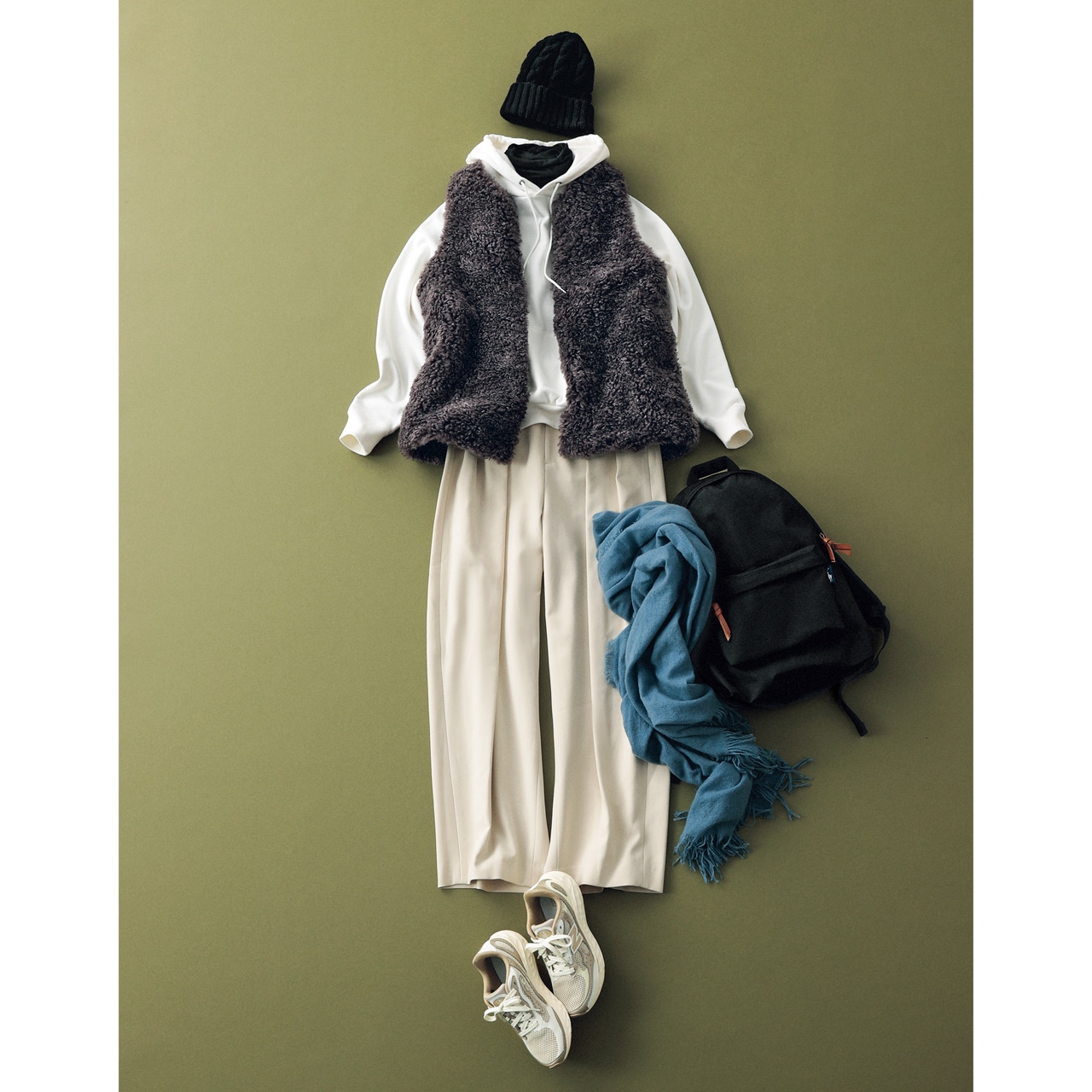 バックパックやスニーカーを使ったスポーティコーデを、リュクスな