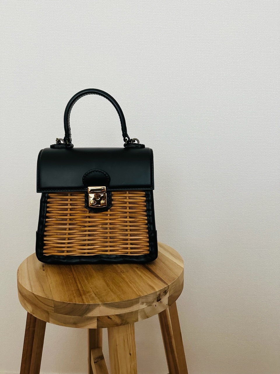 ebagos/エバゴス】カーフケリーミニ購入！サイズ感となに着てた？ | LEE