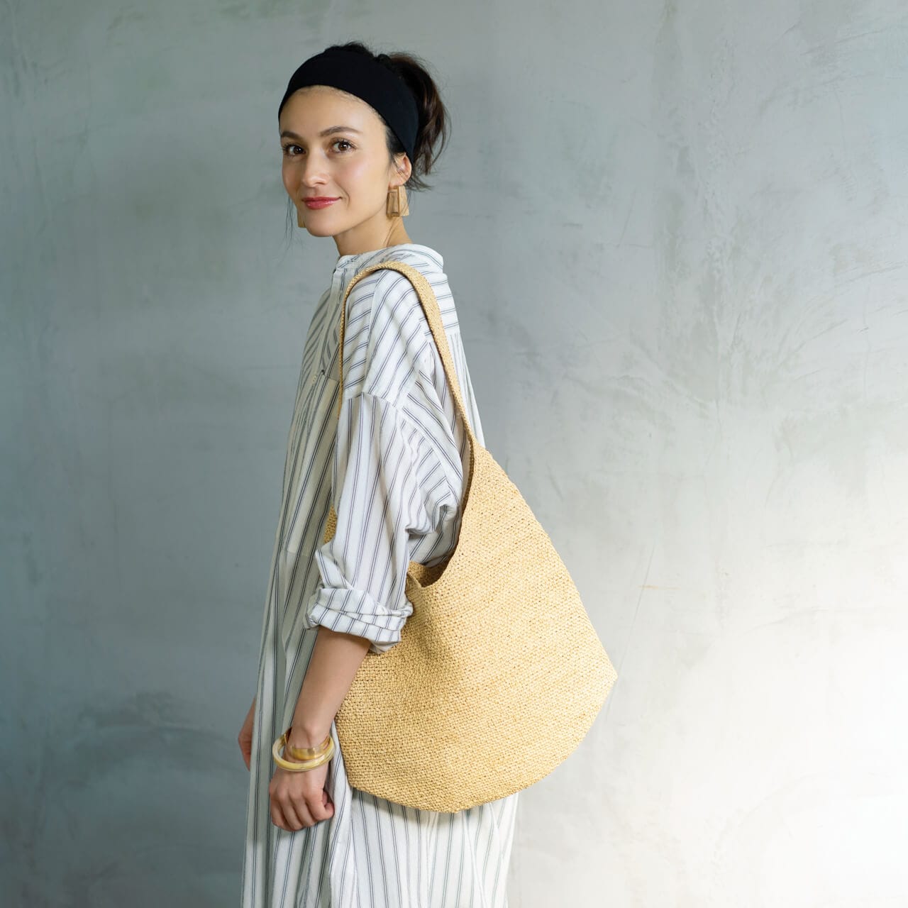 ヘレンカミンスキーのかごバッグなら、荷物をざくざく入れてもこなれた