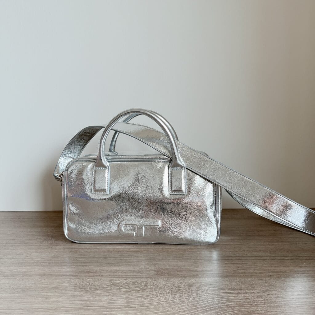 春夏コーデのアクセントに◎高収納「シルバーバッグ」 | LEE