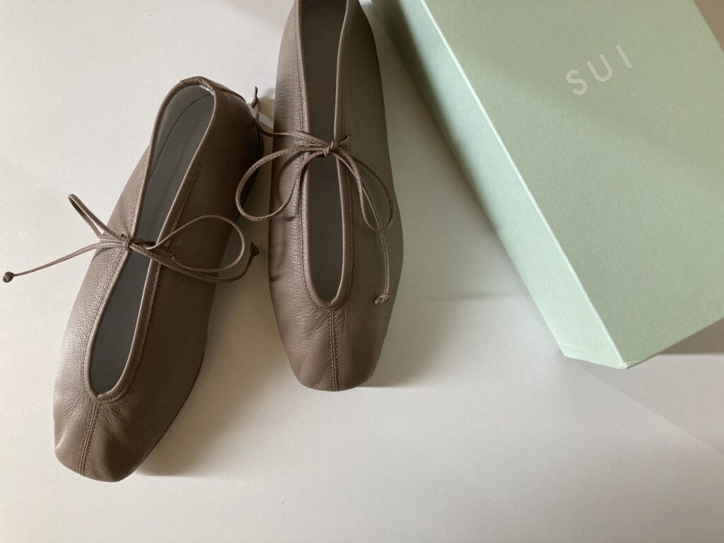 ベージュとホワイトの大人のときめくフラットシューズ2足。”春を先取り