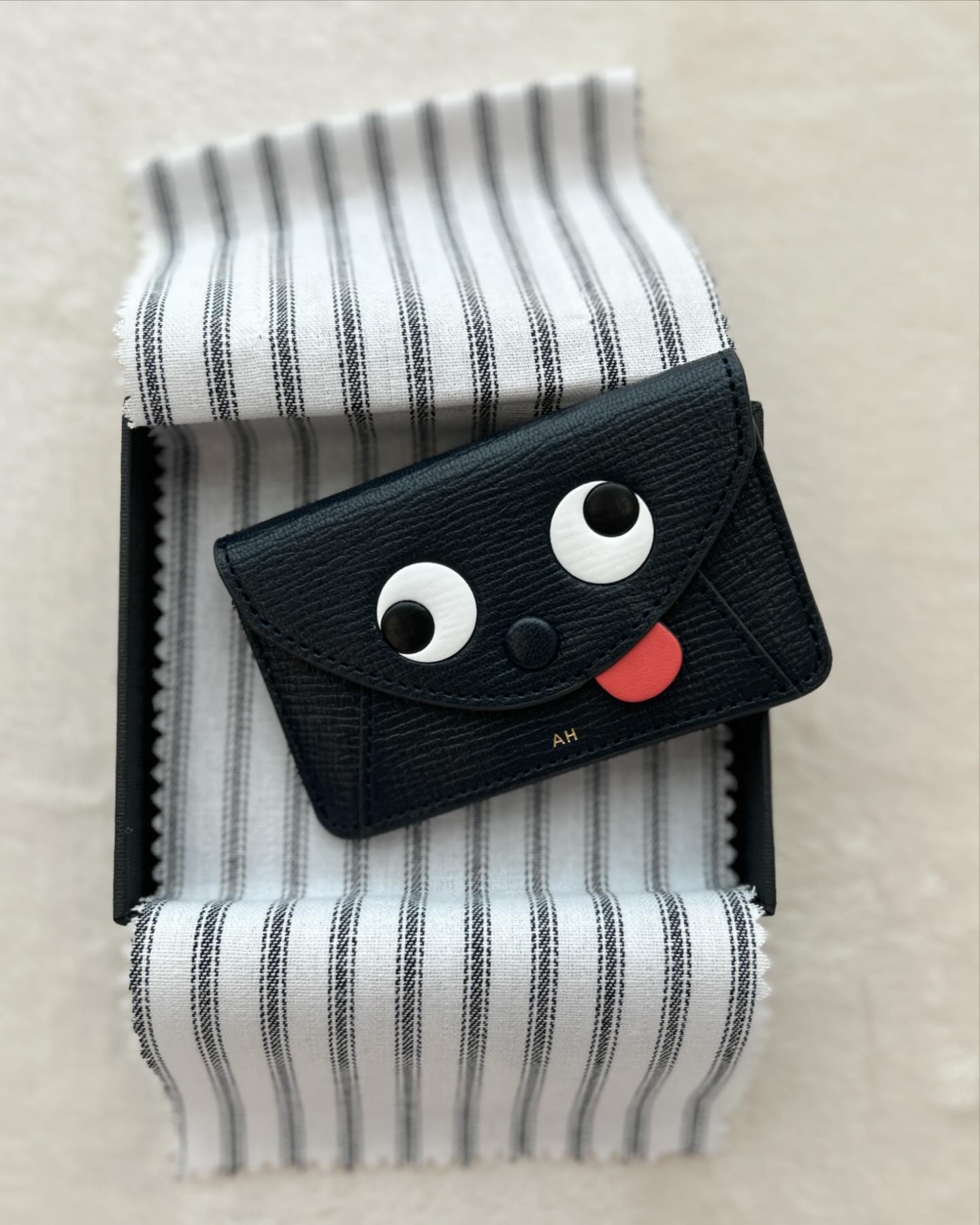 アニヤ・ハインドマーチの名刺入れ「ザニー エンベロープ カードケース