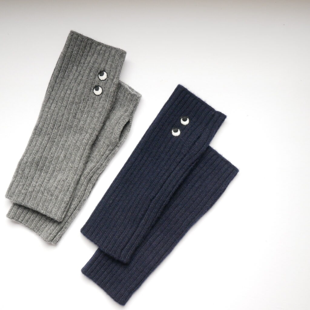 UNIQLO×ANYA HINDMARCH】カシミヤニットアームウォーマー2色買い