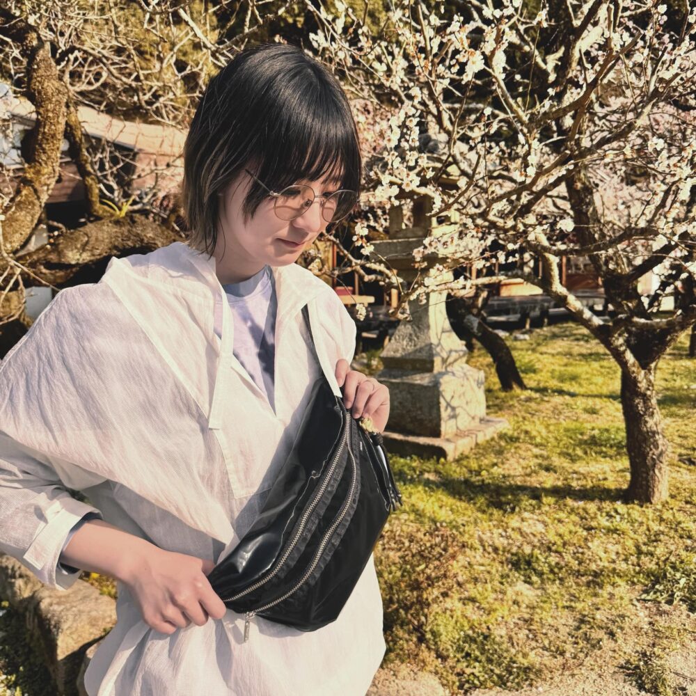 Ameri×レスポ｜限定コラボのボディバッグでお散歩コーデ | LEE