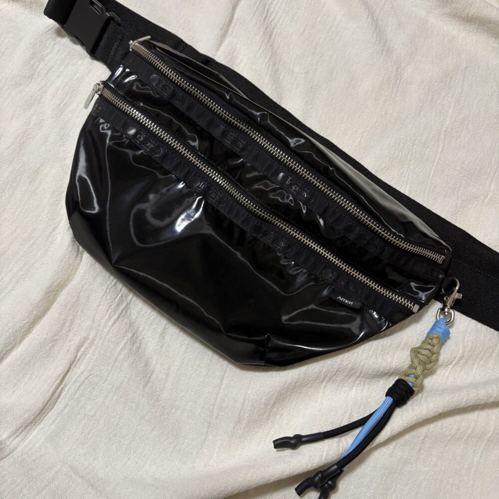 Ameri×レスポ｜限定コラボのボディバッグでお散歩コーデ | LEE