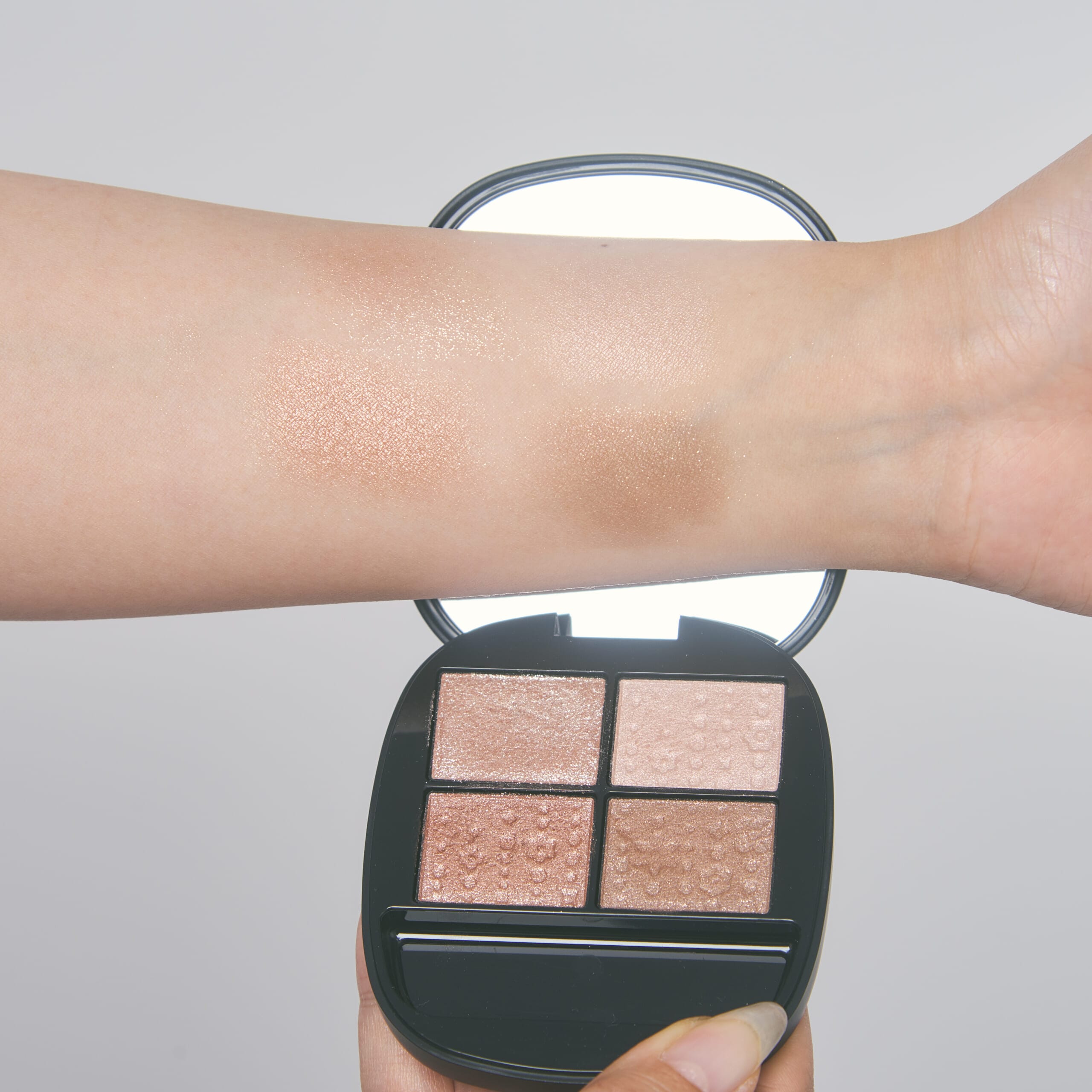 上品な艶と輝き！【コスメデコルテ ホリデーコフレ】アイシャドウ