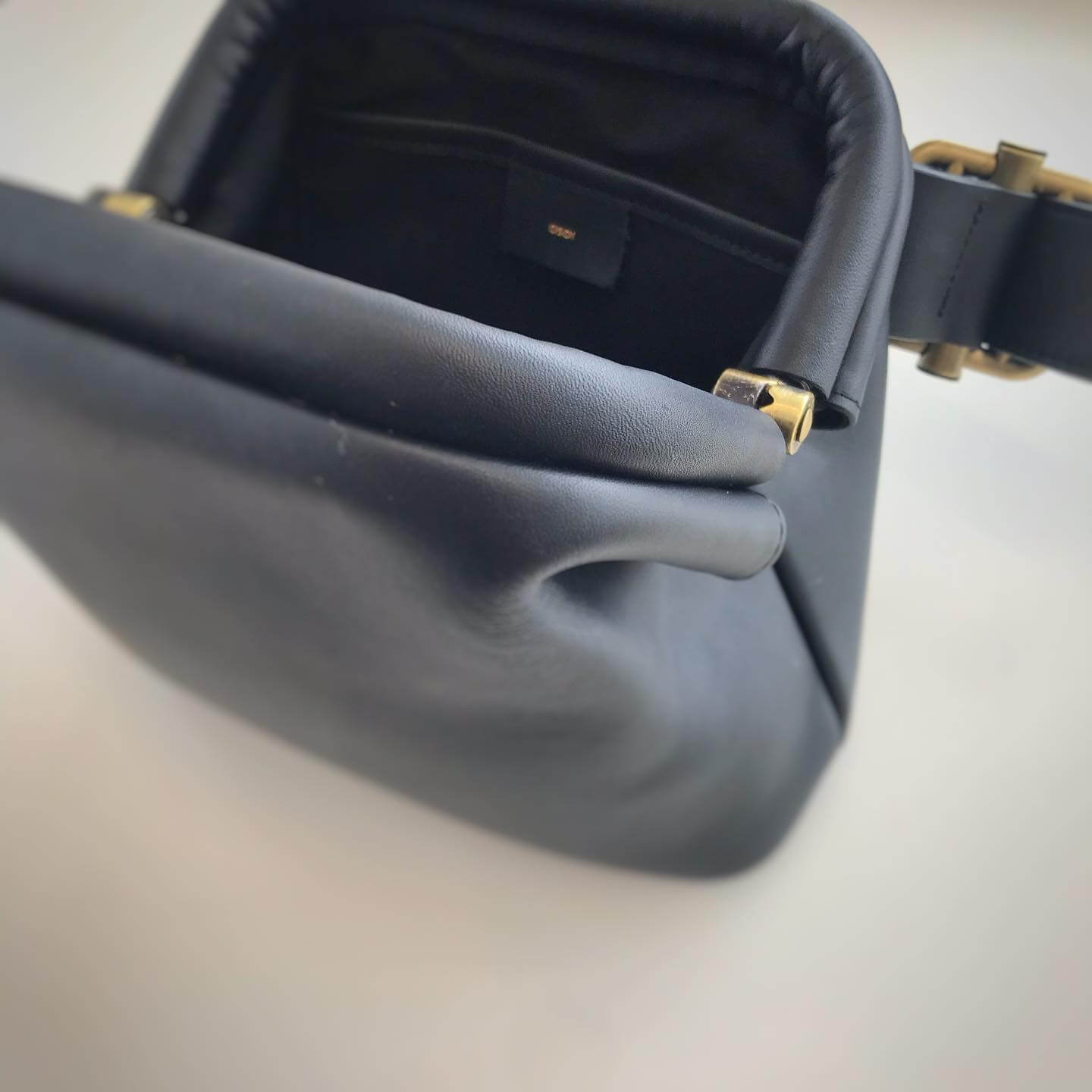 OSOI（オソイ）のクロスボディバッグに、除菌ミストスプレー | LEE