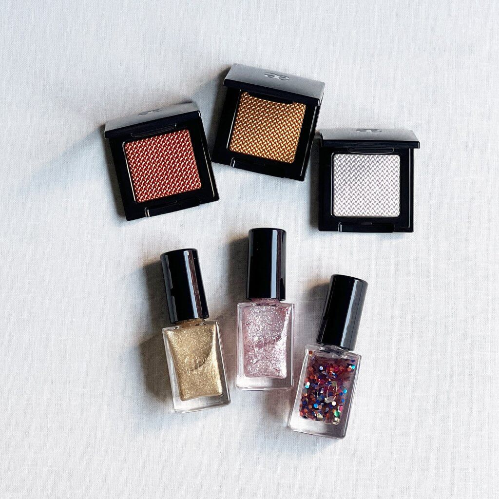 大人にもぴったりなキラキラ質感のアイカラー＆ネイル。エレガンス