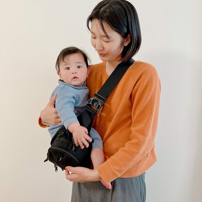 ヒップシート付きショルダーバッグHugooでお出かけが楽に | LEE