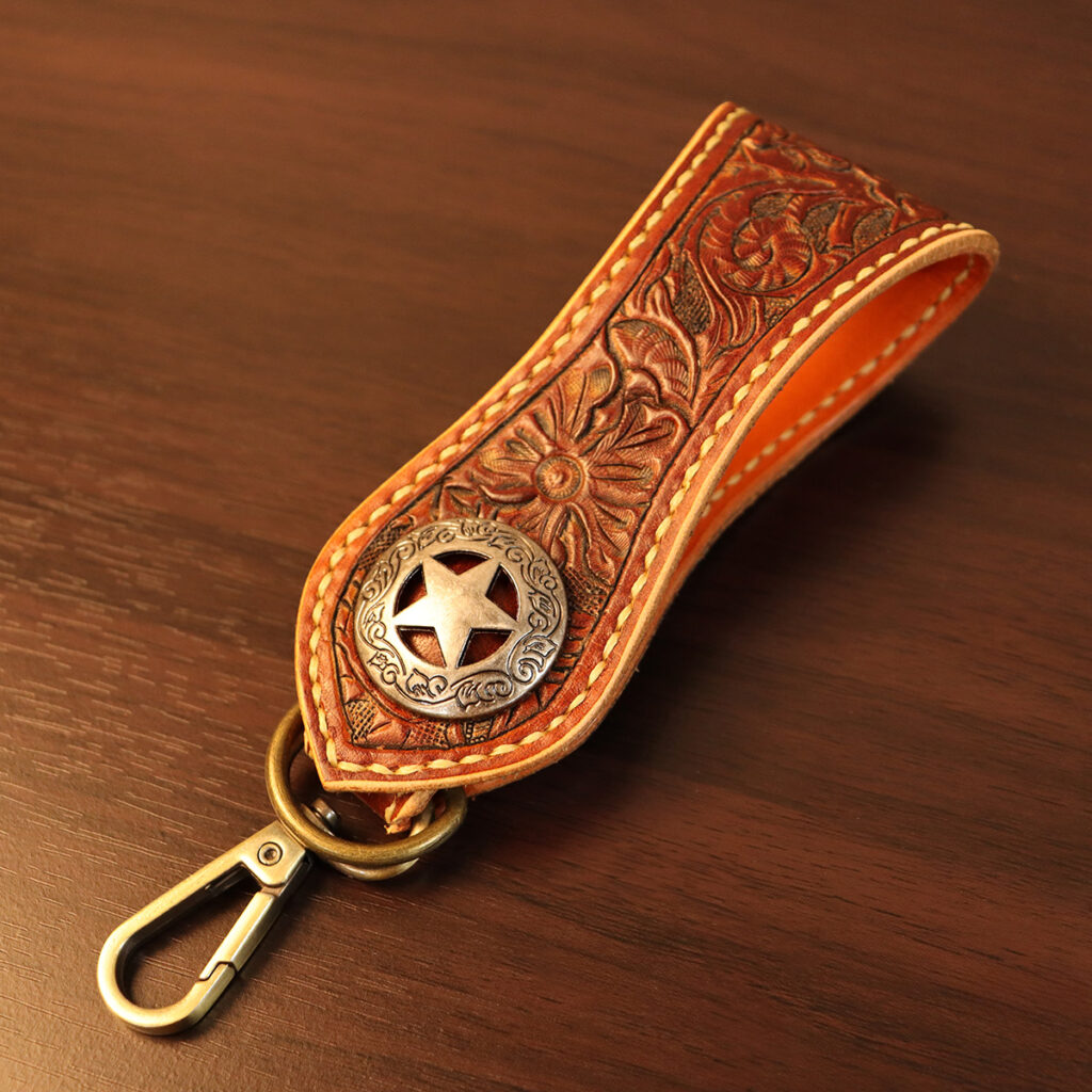 職人技が光るレザーカービングベルトキーホルダー – Handmade Leather
