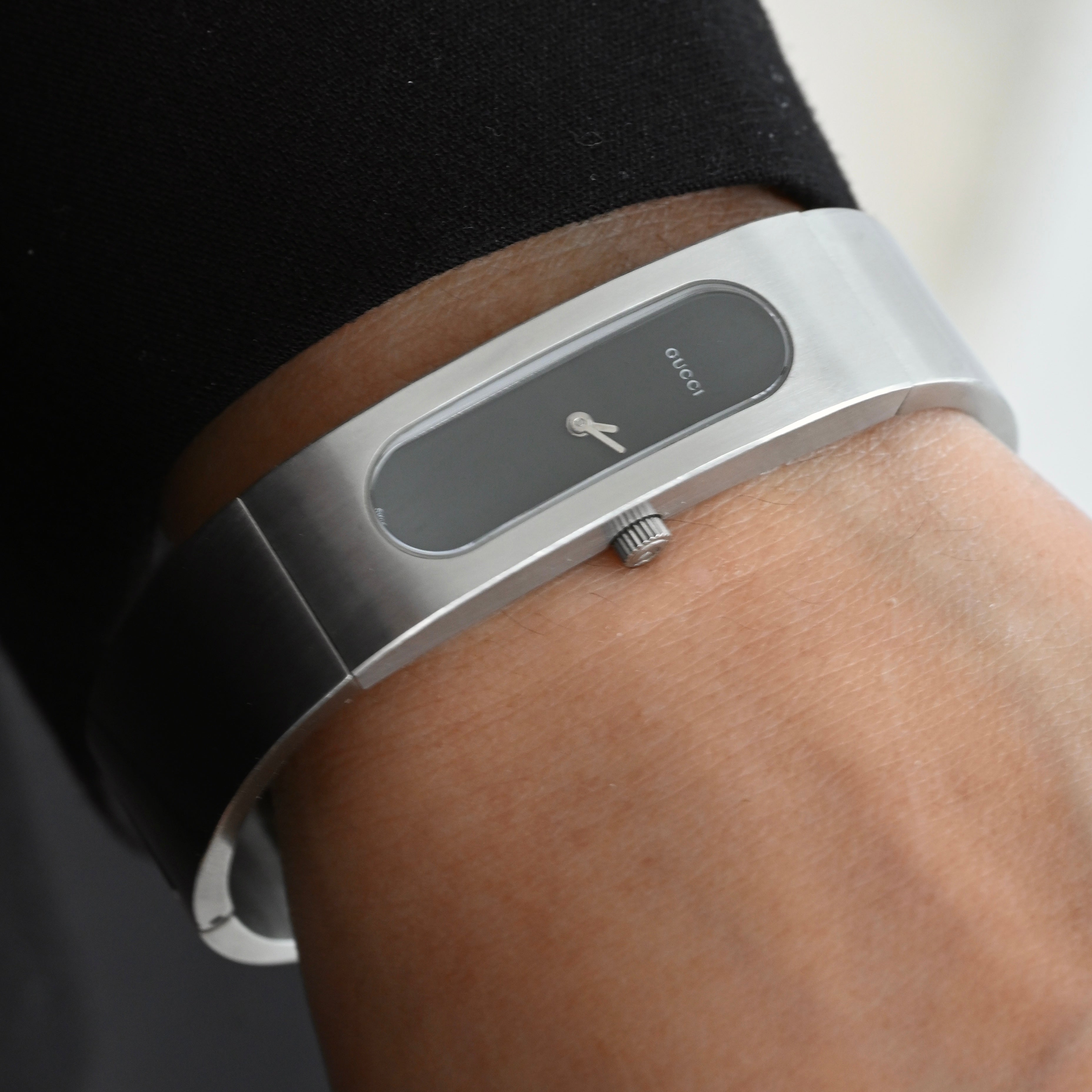 Gucci 2400S Stainless Steel Bangle Watch – Leluxe Vintage Sdn. Bhd.