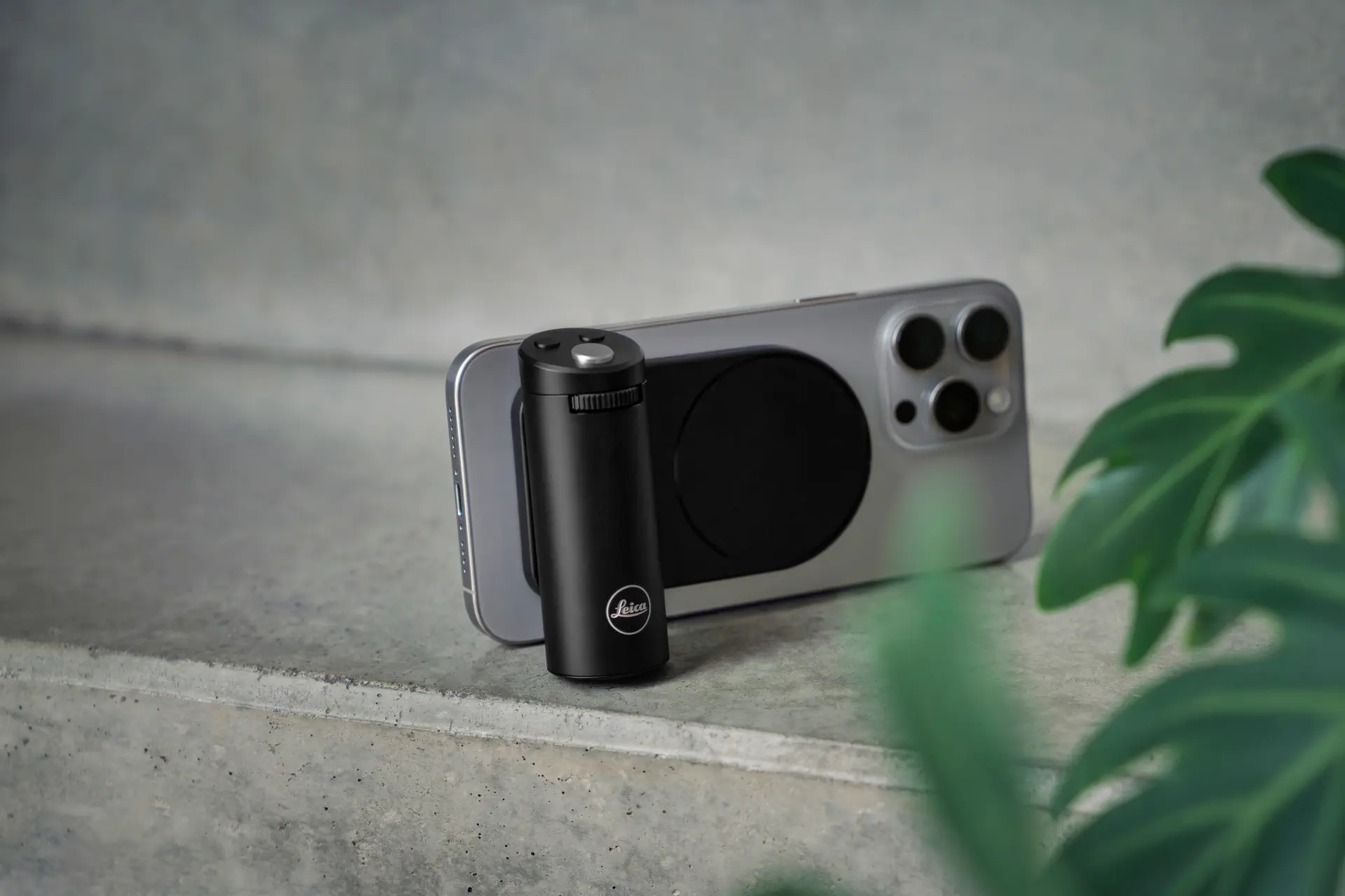A new Leica LUX Grip for smartphone photography announced - Leica