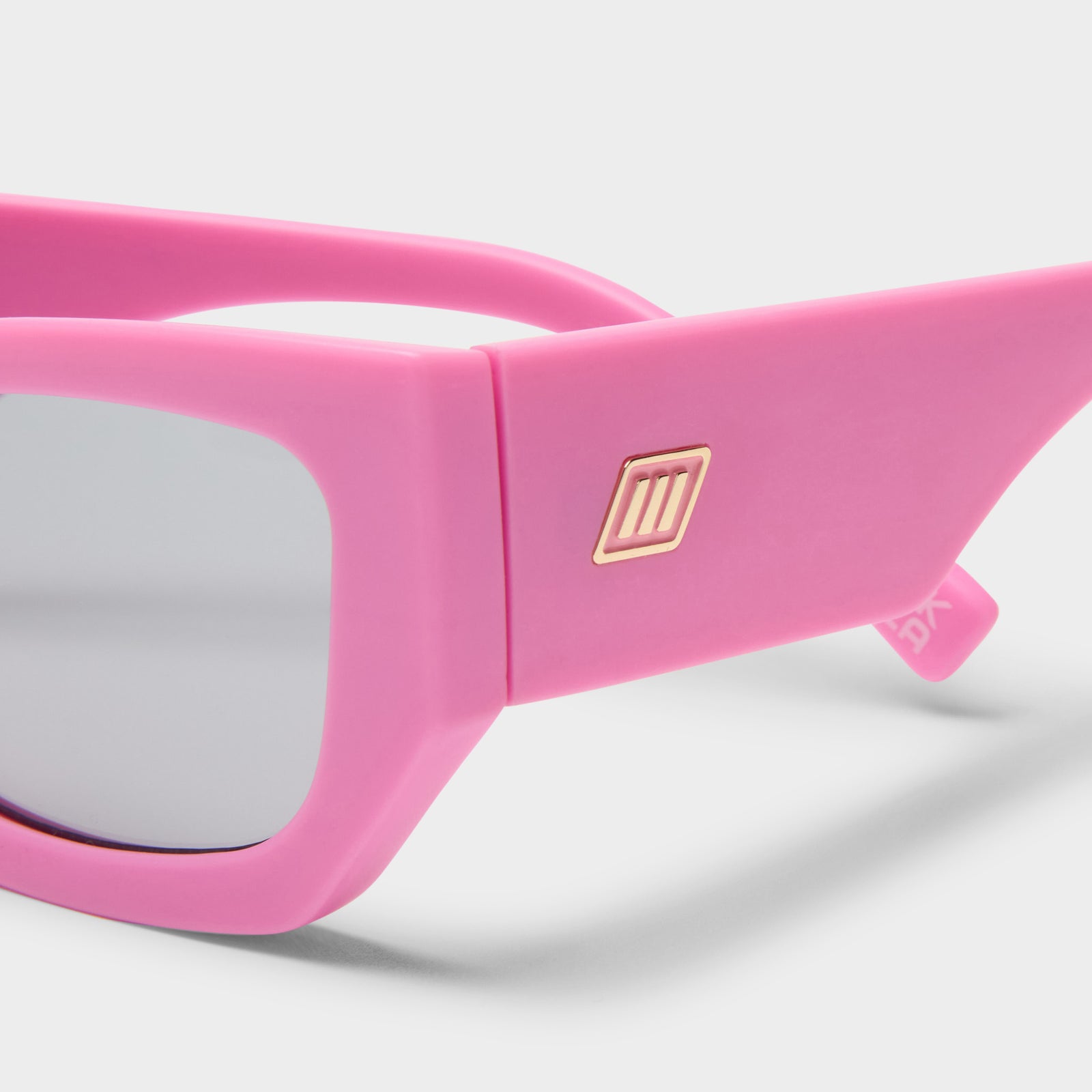 Beachcomber Matte Bubblegum Pink Female D-Frame Sunglasses | Le Specs
