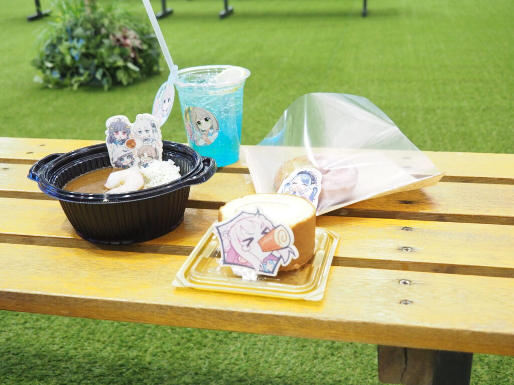 フード＆ドリンクが全12品！1点に付きオリジナルコースターが付いて