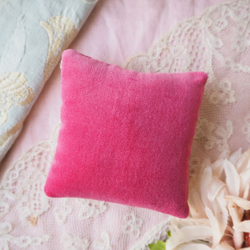 ピンク色ベルベットアンティークレースのミニクッション/シルクリボン