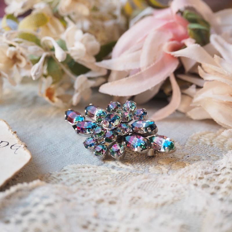 虹色アイリスガラスの美しいブローチ accessoire・装身具