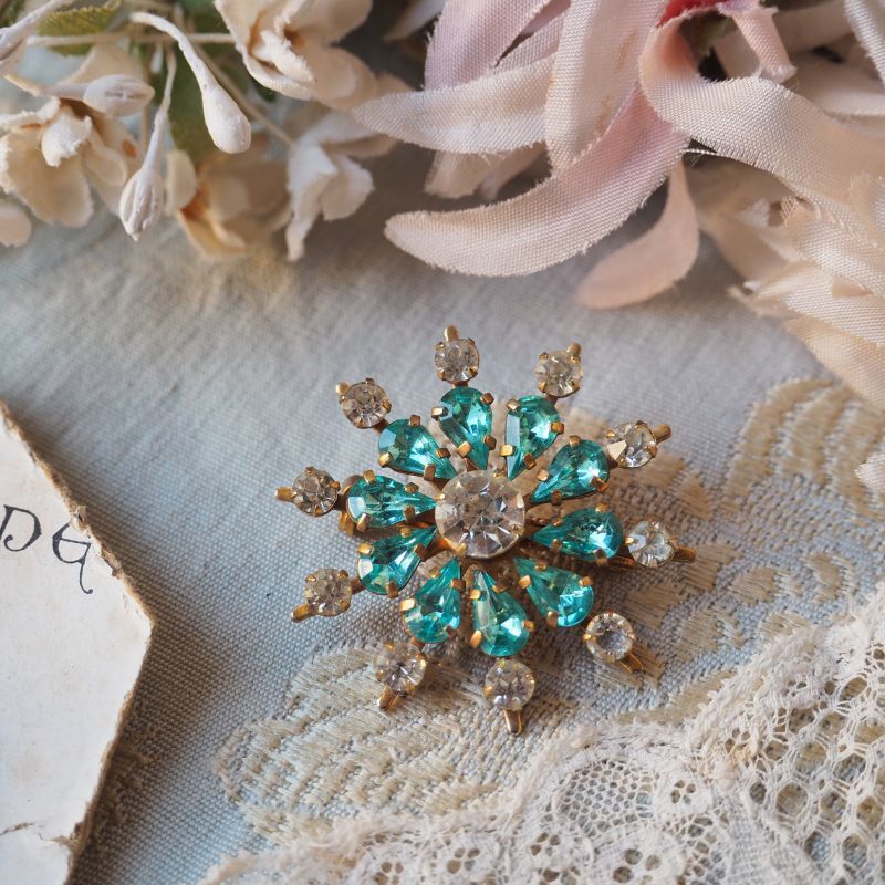 青とクリアガラスの雪の結晶ブローチ accessoire・装身具