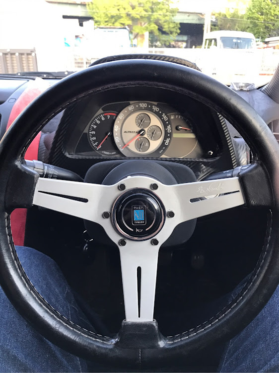 アルテッツァのエムズガレージ・レッドメモリー・ナルディステアリング