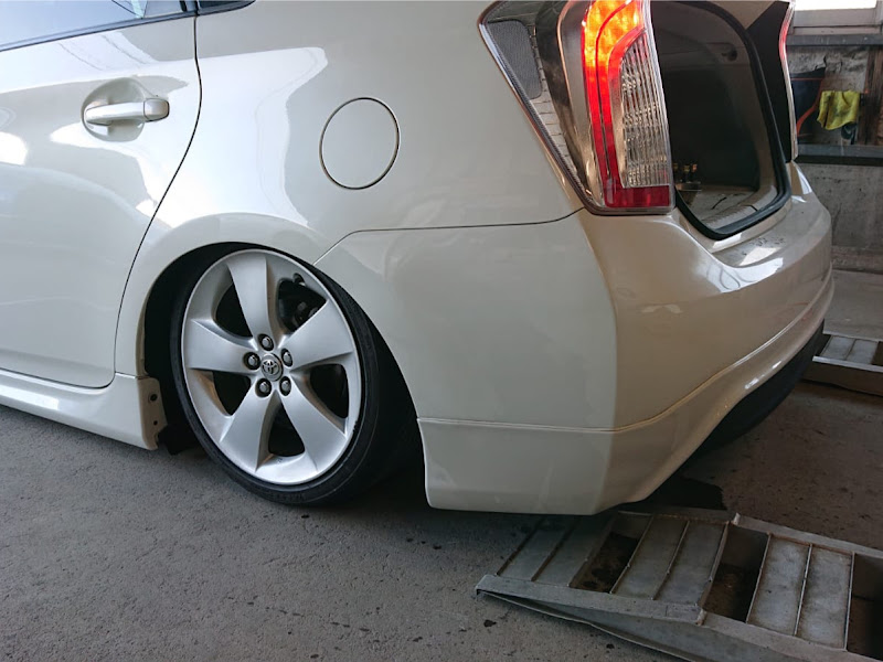 プリウスの加工アクスル・9.5J・19インチ・ワークエモーション・30