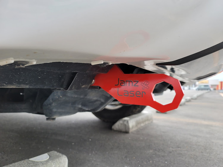 ハイラックスの牽引フック・カスタム・Jamz Laser・(有)平出精工