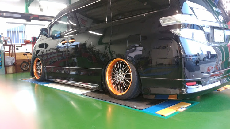 ヴェルファイアのHKS車高調・ヴェルファイアに関するカスタム事例｜車