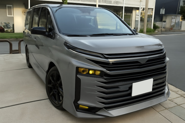 ヴォクシーのトヨタ・ヴォクシー90系・ナルドグレー・AI画像生成・9月