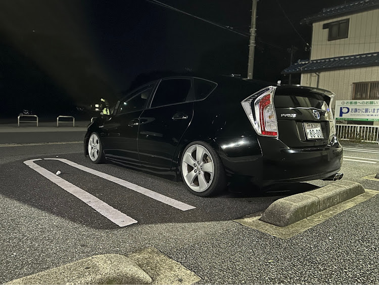プリウスのイデアル極・zvw30・車検から帰還・シャコタン風・生脚