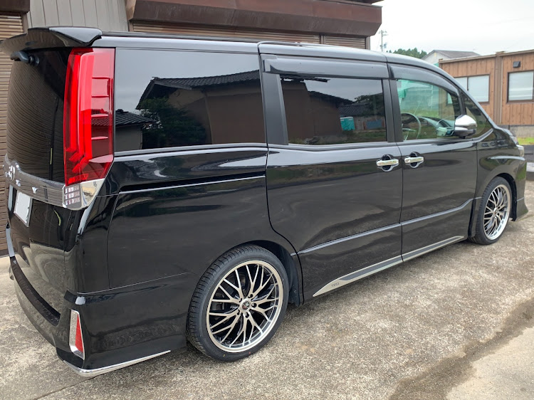 ヴォクシーの225/40R19・ロクサーニ マルチフォルケッタに関する