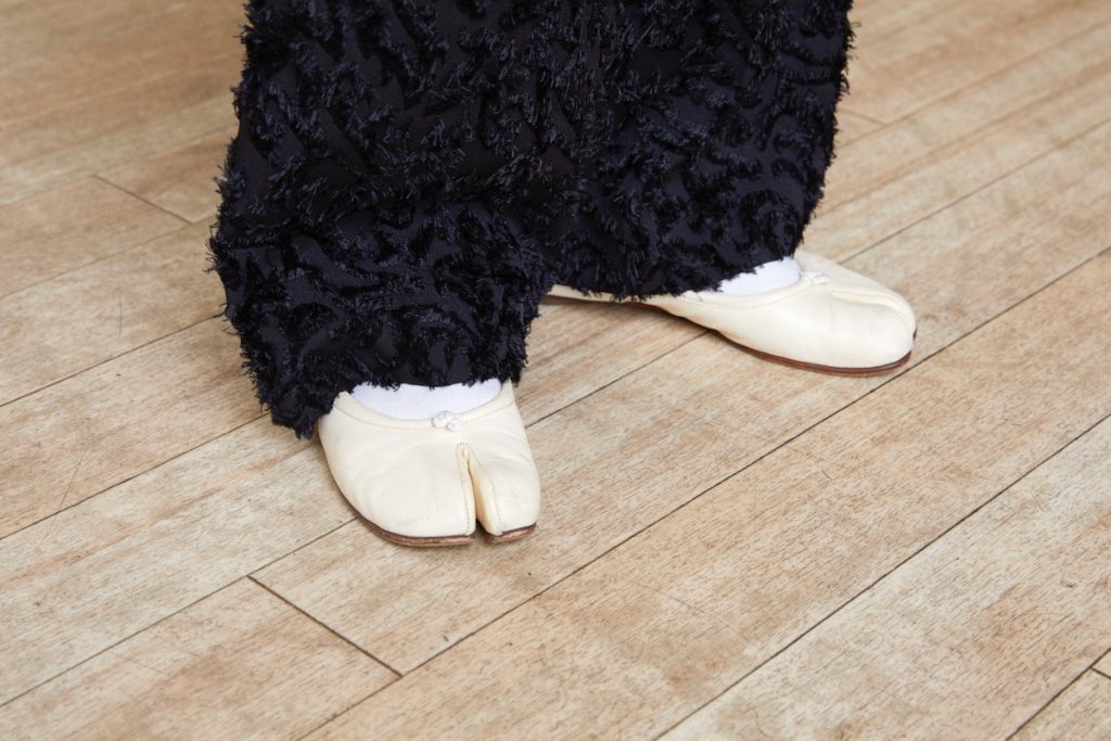 メゾン マルジェラのタビ バレエシューズ｜白の抜け感とエッジを効かせ