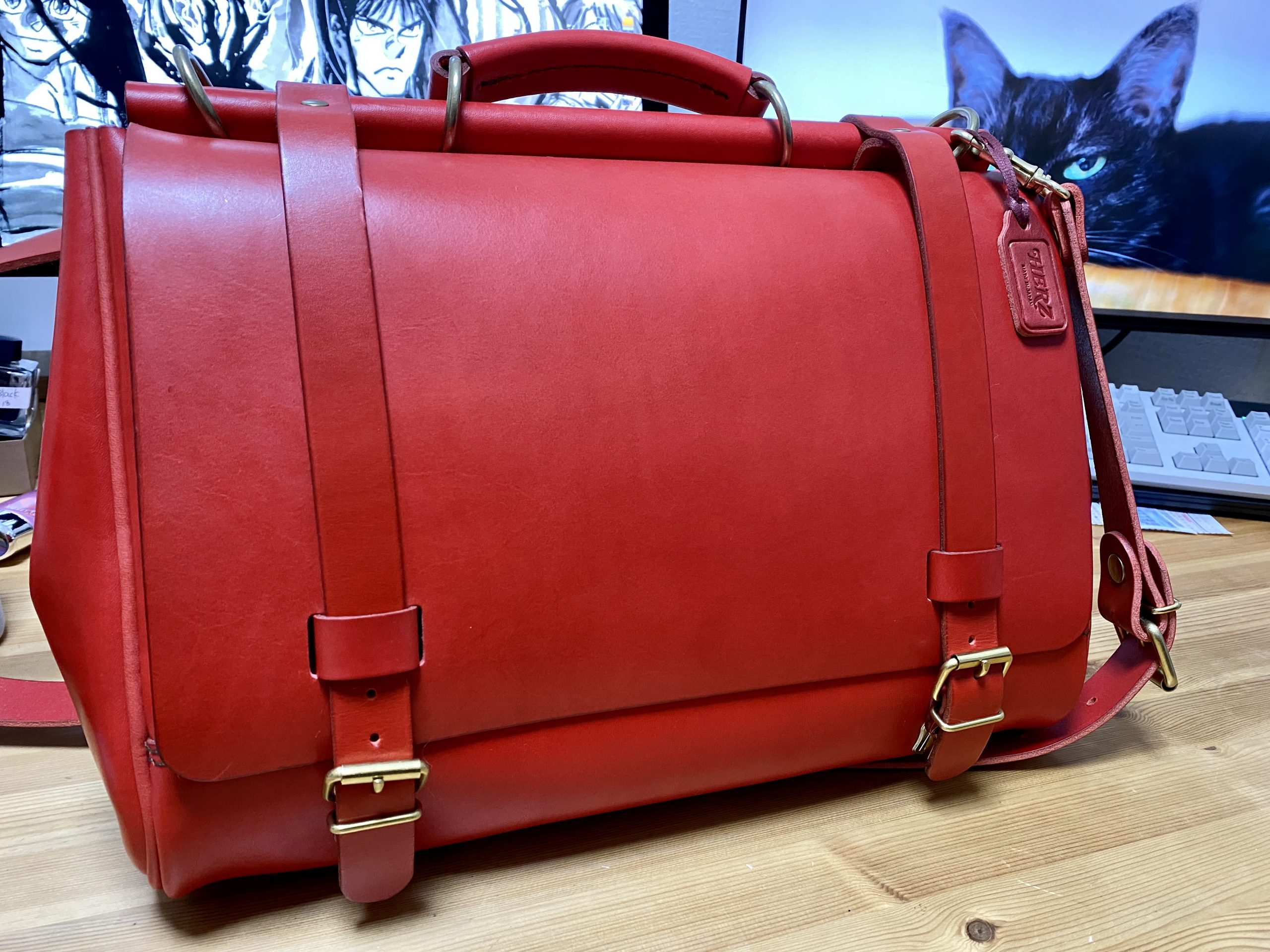 HERZ 棒屋根かぶせバッグ – 夜の果てへの旅