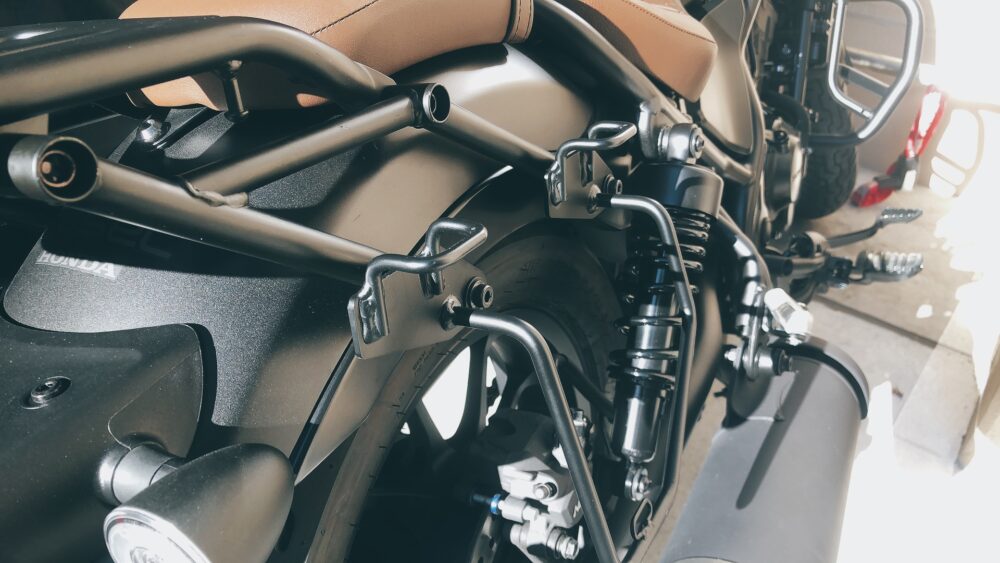 レブル250】ホンダ純正リアキャリアとデイトナサドルバッグサポート