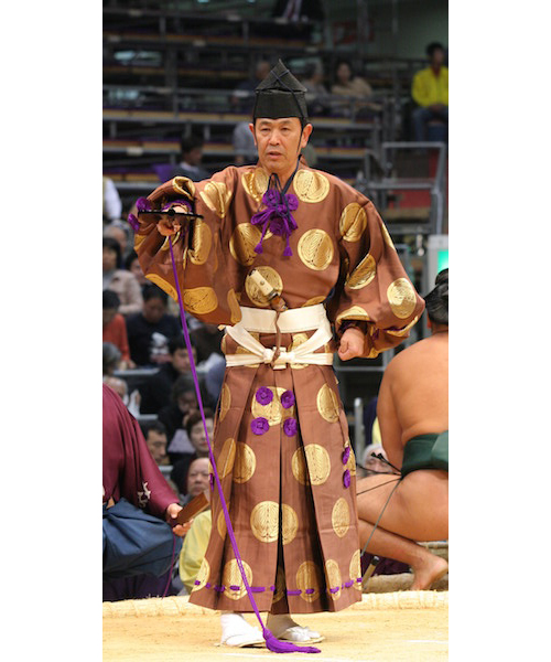 書籍『バイリンガルで楽しむ 日本文化 相撲見物』誕生。 ベテラン行司