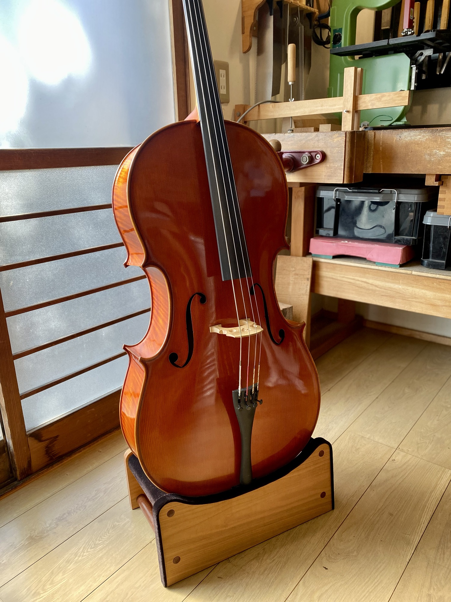 国産木製チェロ(およびコントラバス)スタンドのご紹介 – 髙倉匠弦楽器