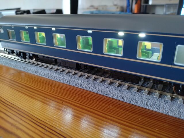 KATO HO 20系特急型寝台客車 ナロネ21 自作室内灯取付 : クローゼット