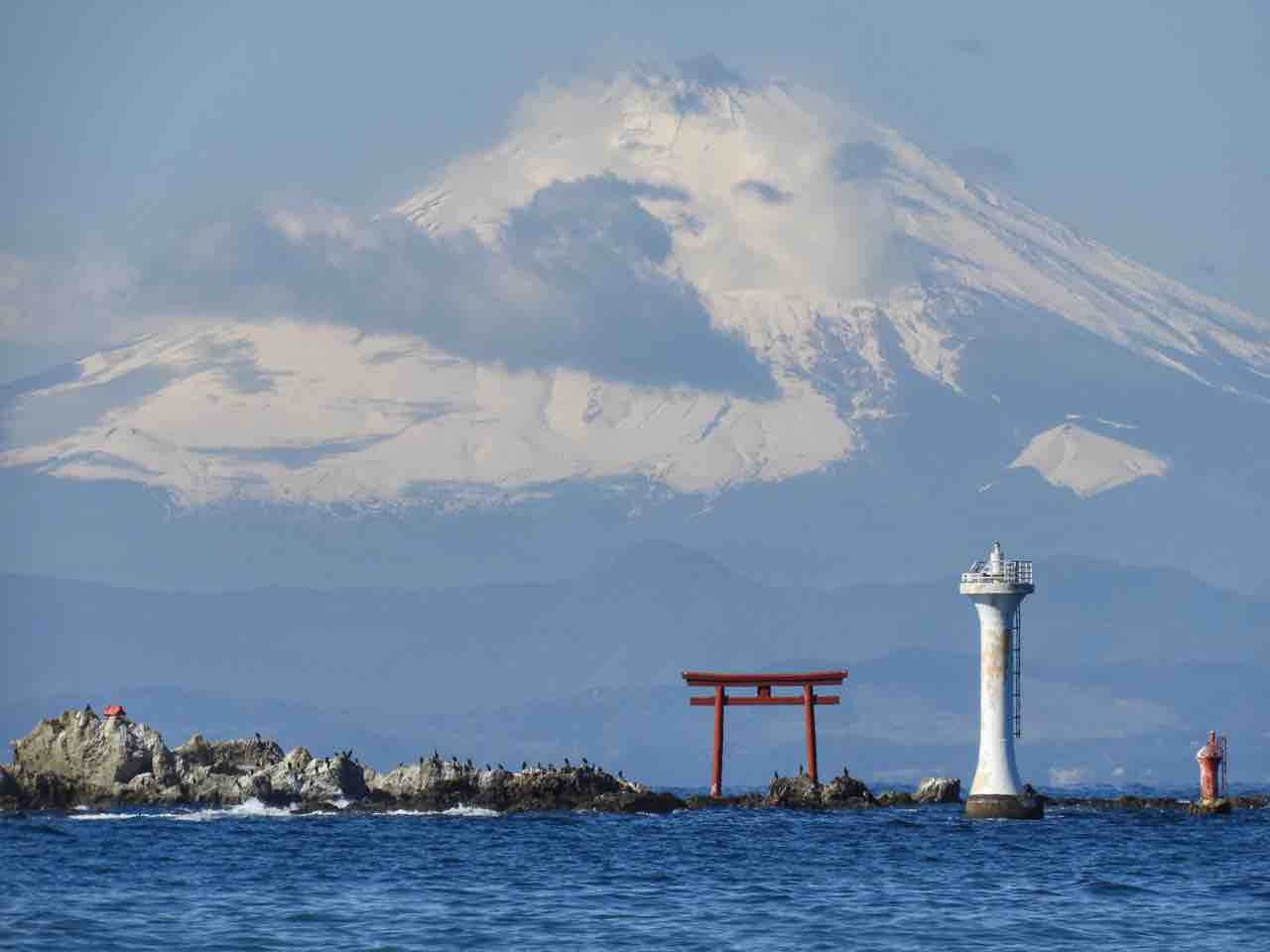 神奈川】雪化粧した富士山を背景にした裕次郎灯台と赤鳥居 : 何度でも