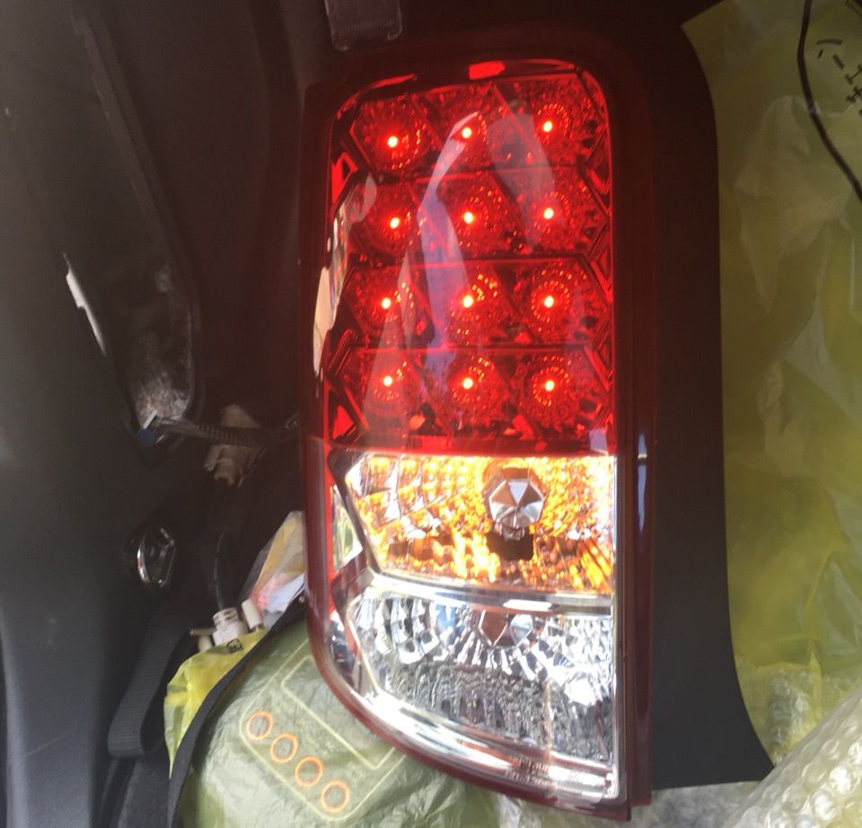 カローラルミオン LEDテール装着作業 : 痛車RC製作所 BadLegFactory