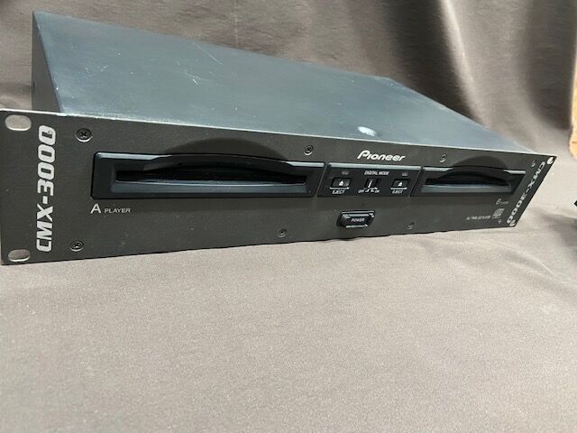 DJ向けツインCDプレーヤー「PIONEER CMX−3000」入荷しました