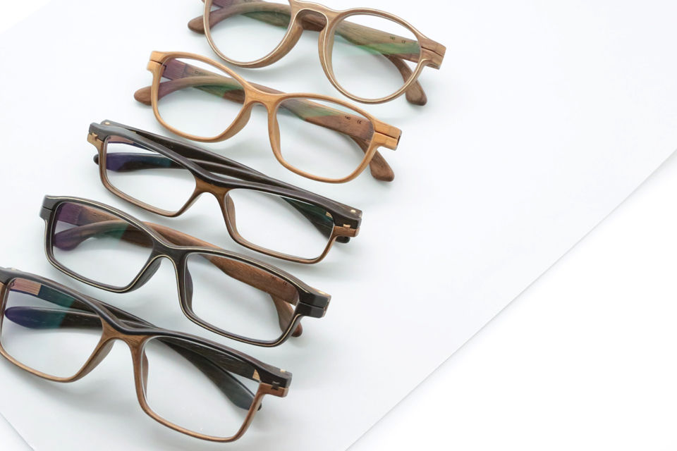 木の温かみを感じる「100％木製のメガネフレーム」 