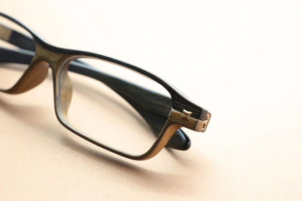 木の温かみを感じる「100％木製のメガネフレーム」 