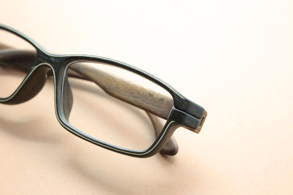 木の温かみを感じる「100％木製のメガネフレーム」 
