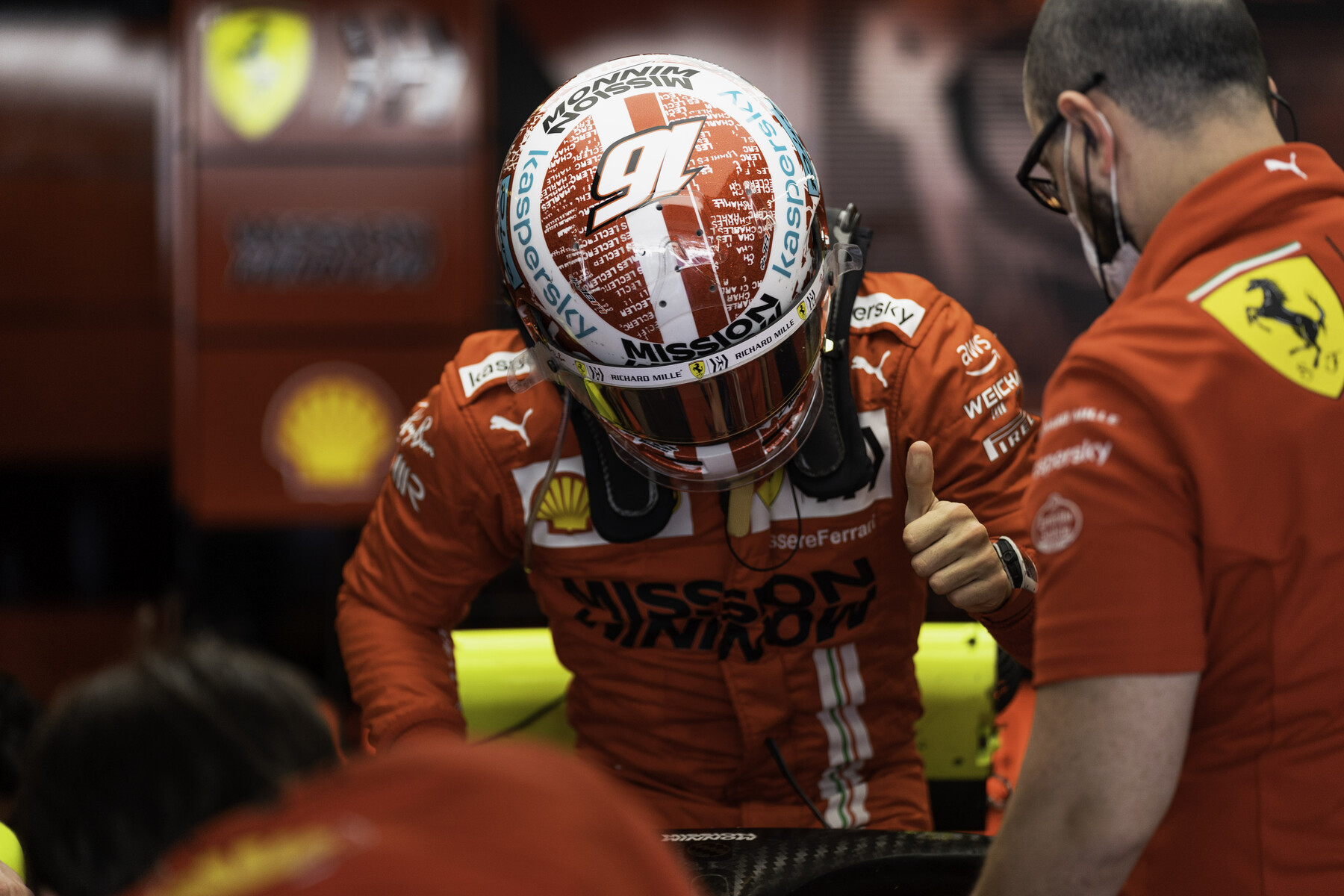 シャルル・ルクレール、アブダビ仕様のヘルメット : F1通信jp