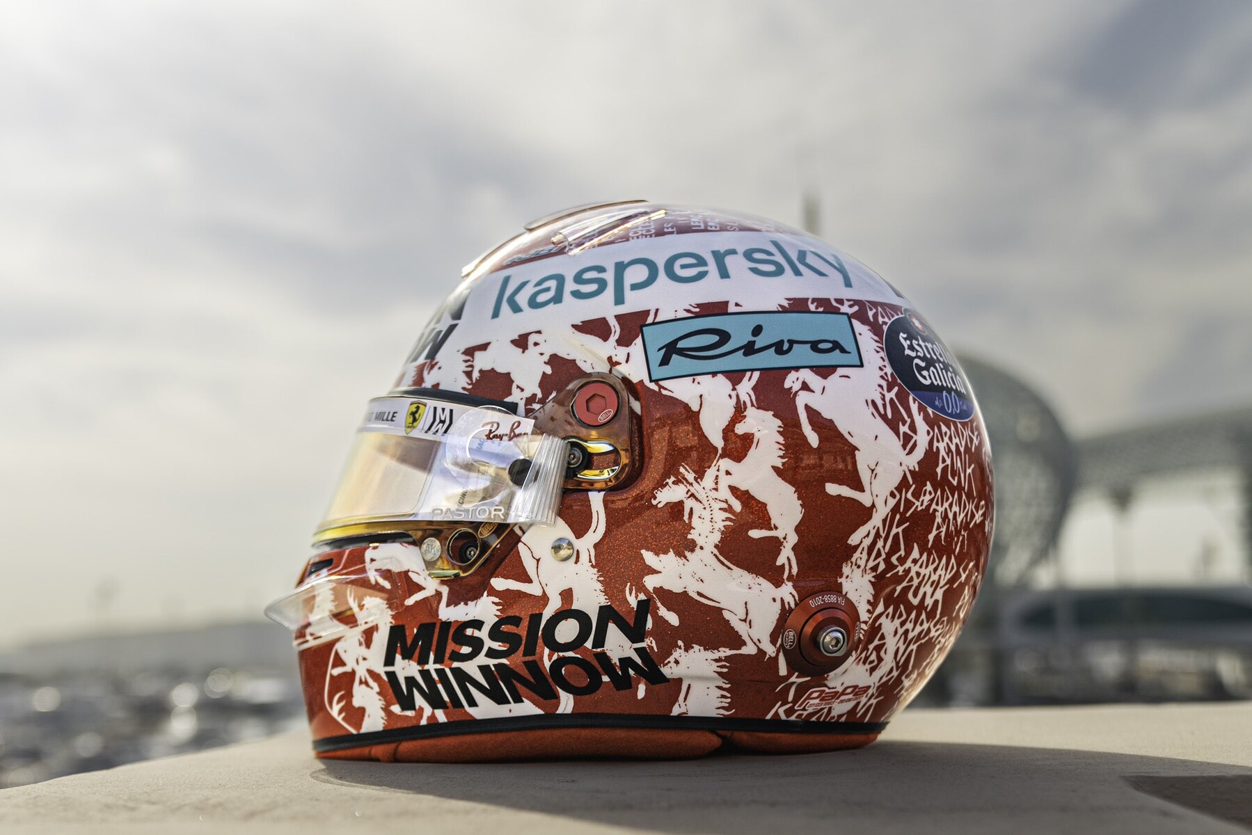 シャルル・ルクレール、アブダビ仕様のヘルメット : F1通信jp