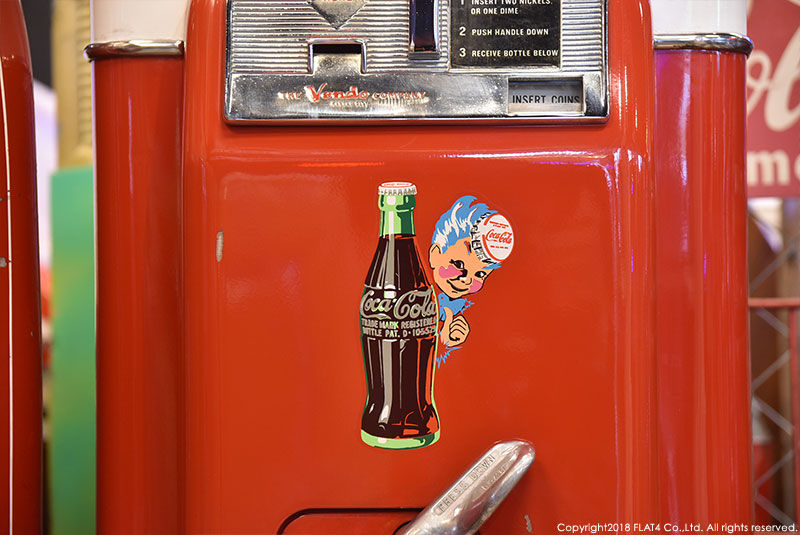 □当時のCoca Colaベンディングマシーンで懐かしのボトルコーラを