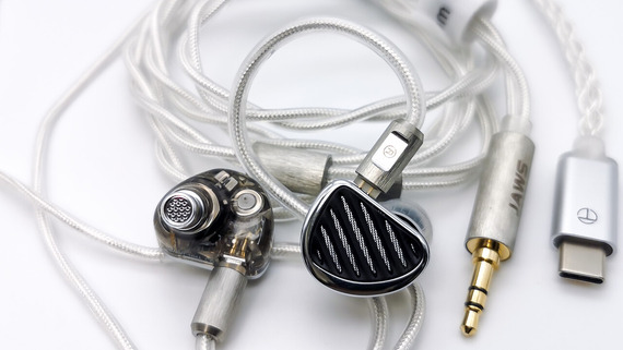 TRN JAWS」 サメをイメージしたデザインに4BA+3DD+1平面の8ドライバー