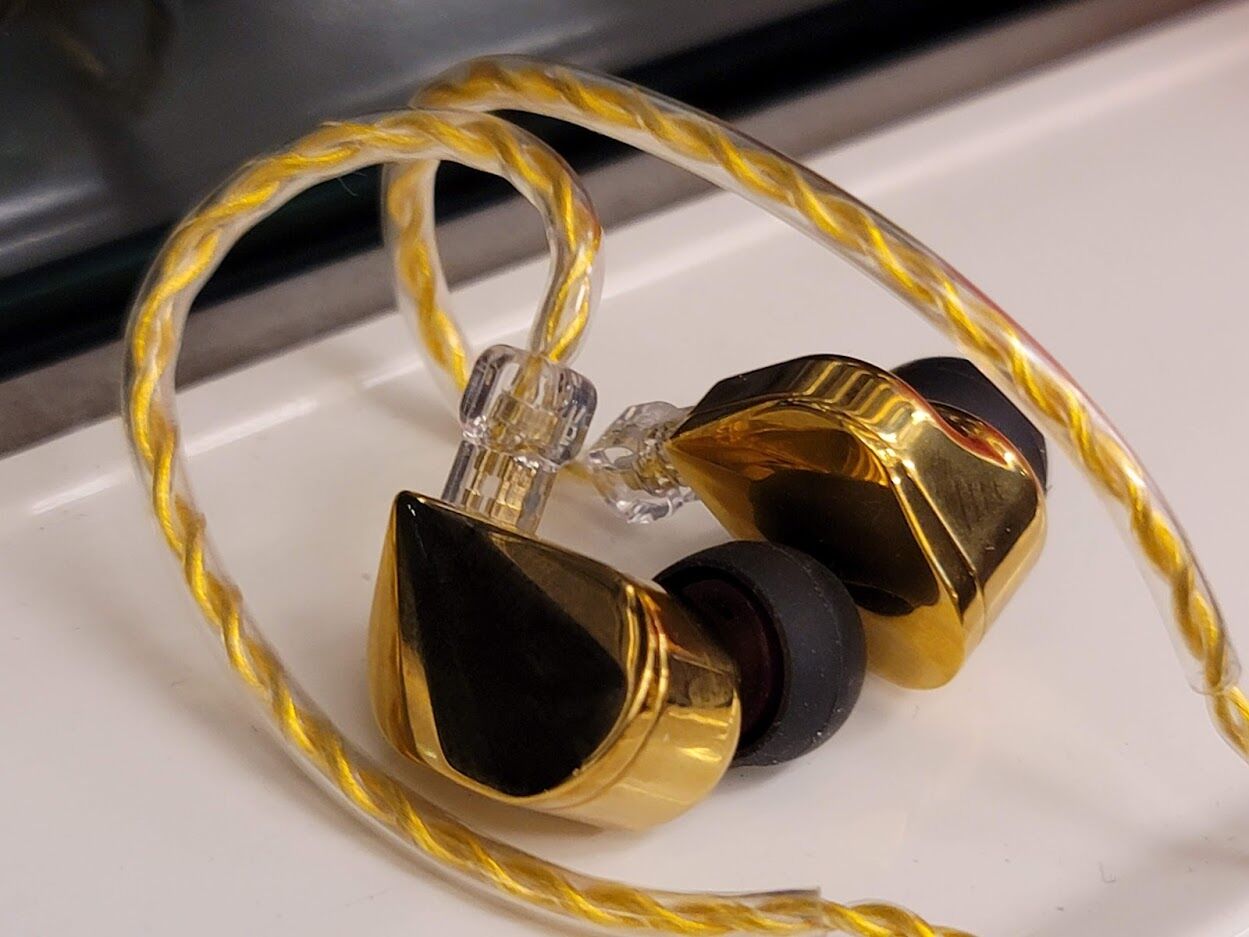 水月雨 MOONDROP ILLUMINATIONのレビュー : メタラーのヘッドホンブログ