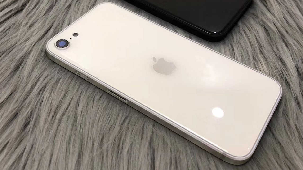 iPhone 8やXsをiPhone 11のような角張ったボディにするカスタムパーツ