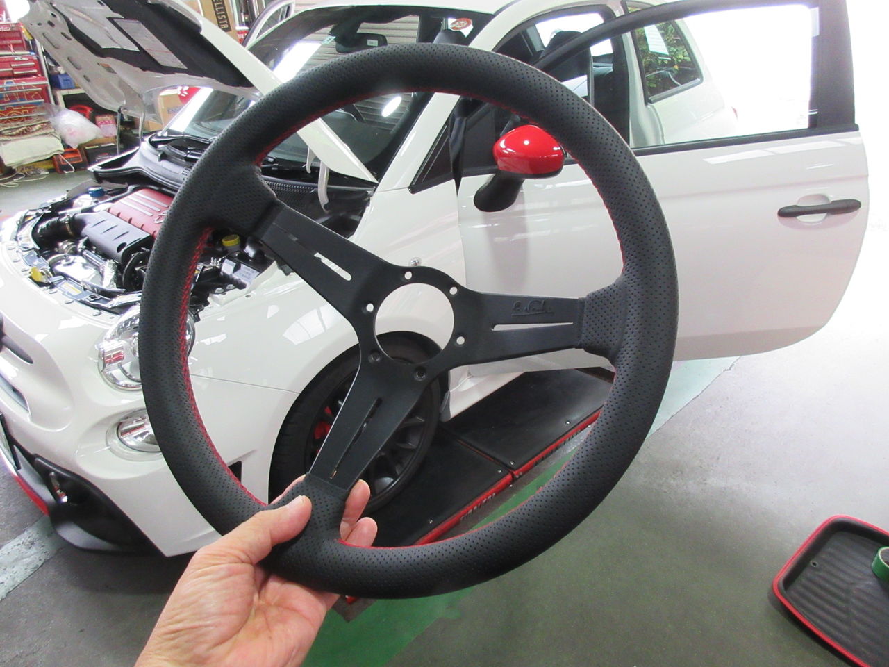 フィアット アバルト 595 スポーツステアリング取り付け : 鶴田の